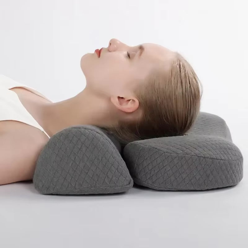 Coussin cervical ergonomique à mémoire de forme avec femme qui fort vu de profil