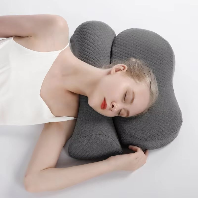 Femme qui dort la tête sur le coté sur un coussin cervical ergonomique à mémoire de forme