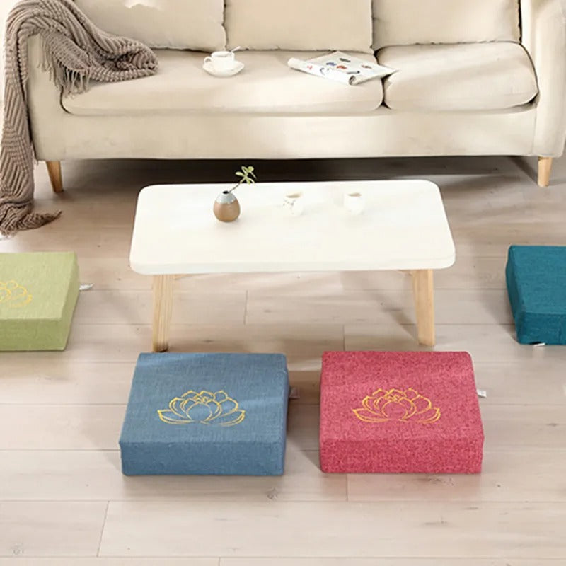 Coussin de méditation tibétain devant une table
