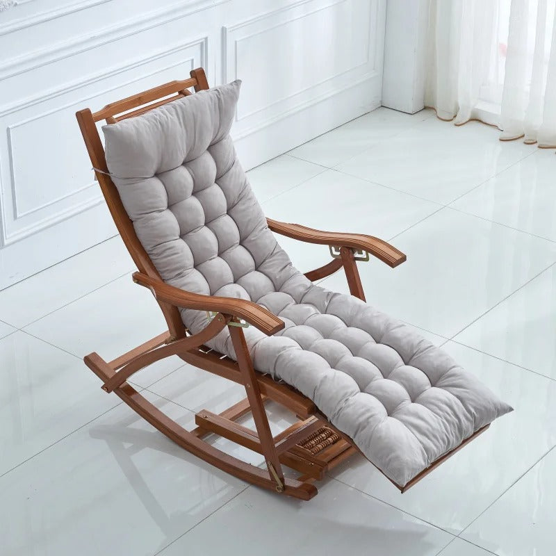 Coussin chaise longue imperméable et douce sur une chaise en bois dans un salon