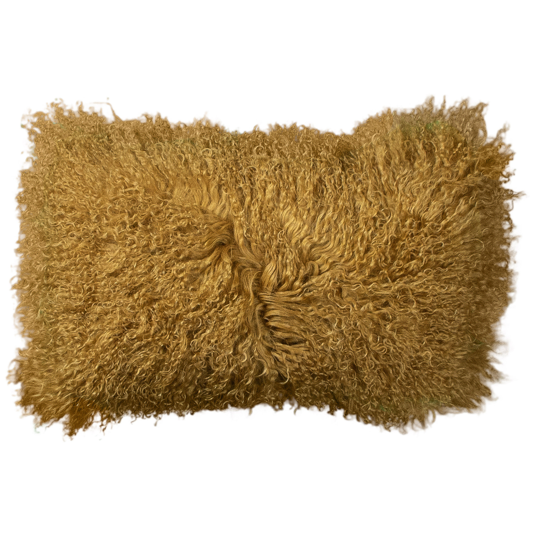 Coussin peau de mouton du Tibet jaune ocre, format rectangulaire 30x50 cm vu de face