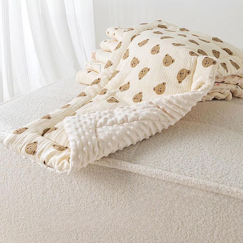 Coussin transat bebe à motif mignon et confortable posé sur un lit