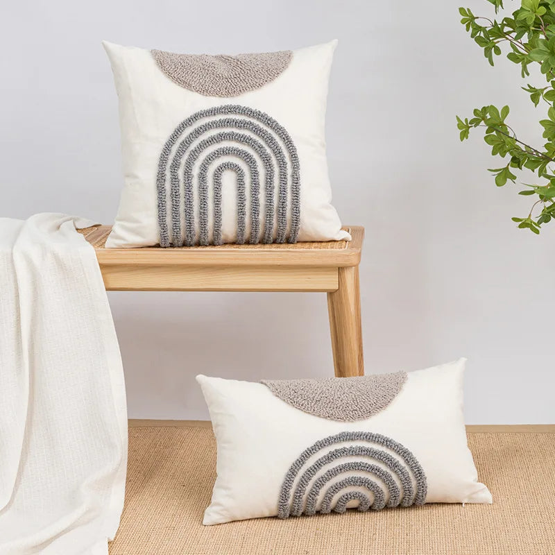 Coussin boheme blanc avec cercles brodés sur fond gris