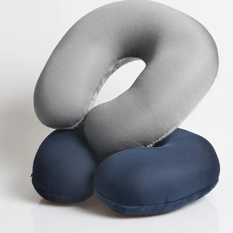 Deux Coussin de voyage pour le cou, un gris au dessus et un bleu en dessous