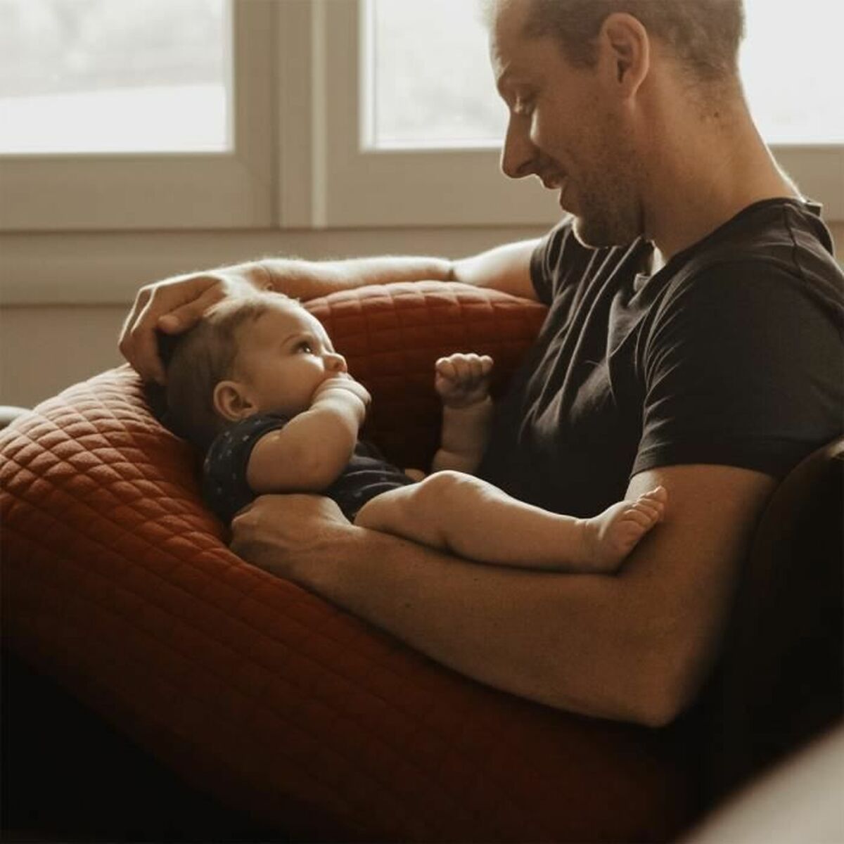 papa et son bébé avec le Grand coussin d'allaitement