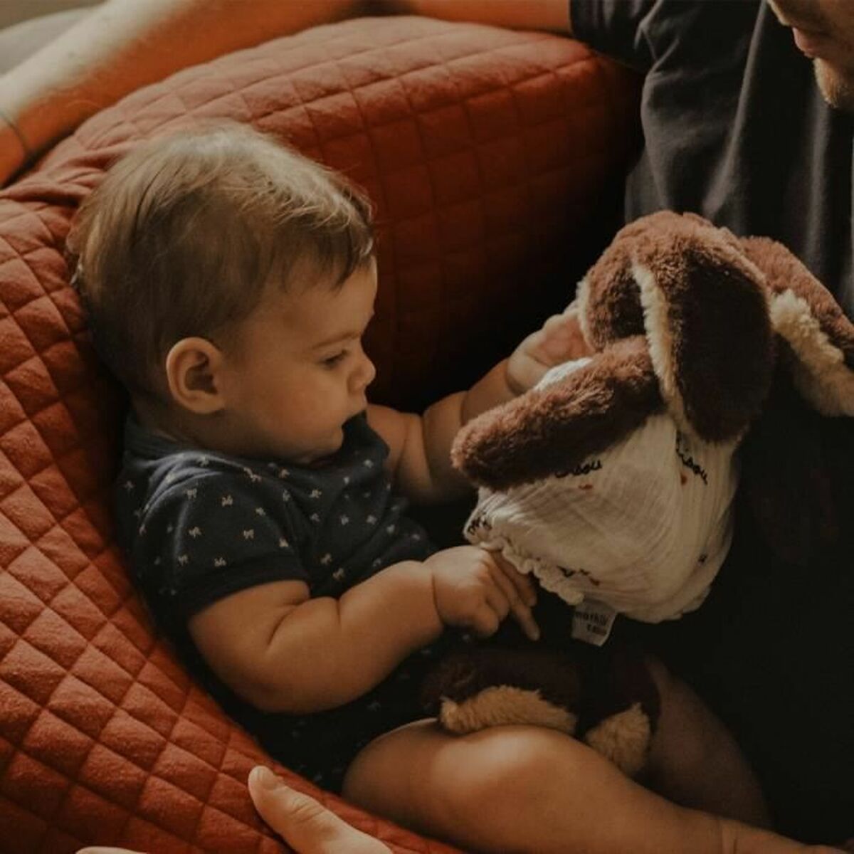 bébé et son doudou dans le Grand coussin d'allaitement