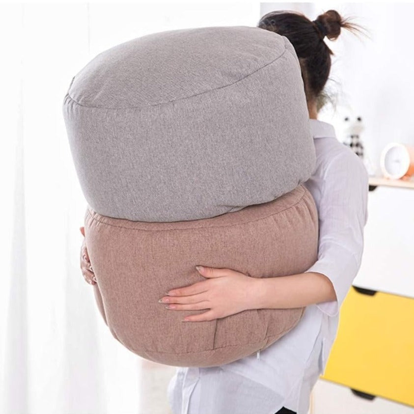 femme qui porte 2 Petit coussin pouf 