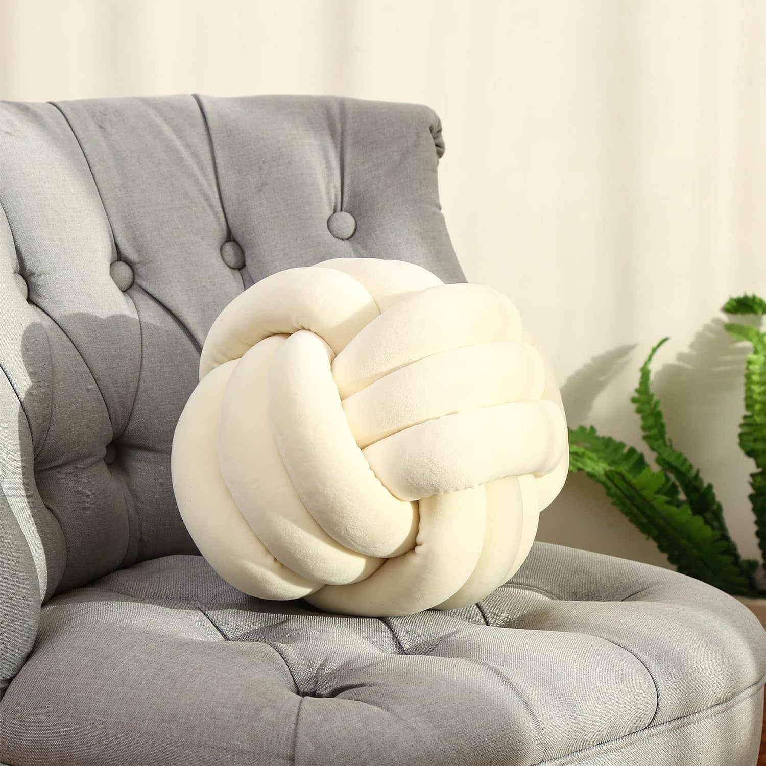 Coussin noeud blanc sur un fauteuil