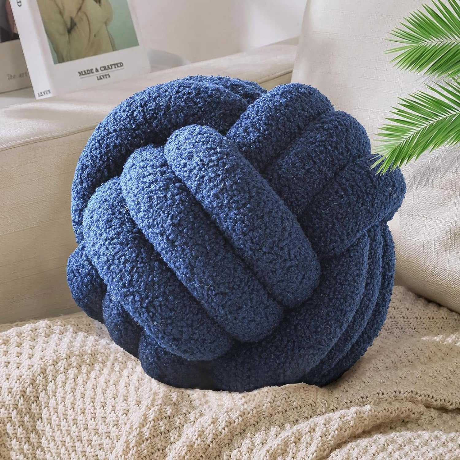 Coussin boule bleu matière peluche