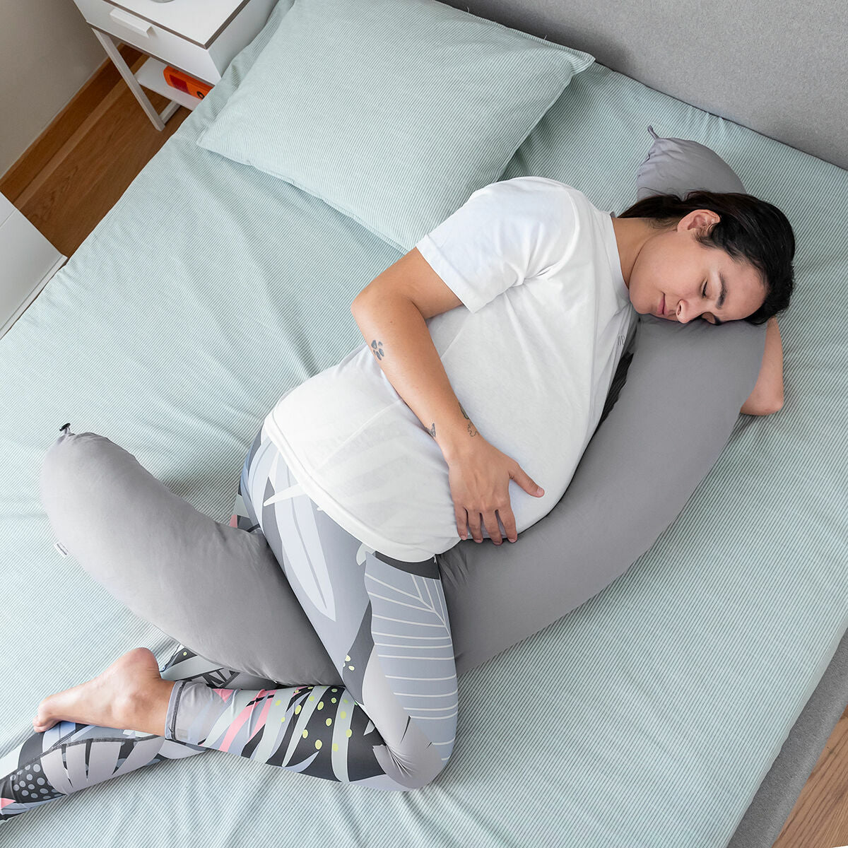 Coussin d'allaitement 3 en 1 : une maman enceinte qui l'utilise pour dormir