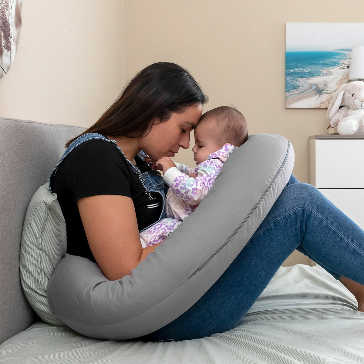 Maman avec son bébé et son Coussin d'allaitement 3 en 1