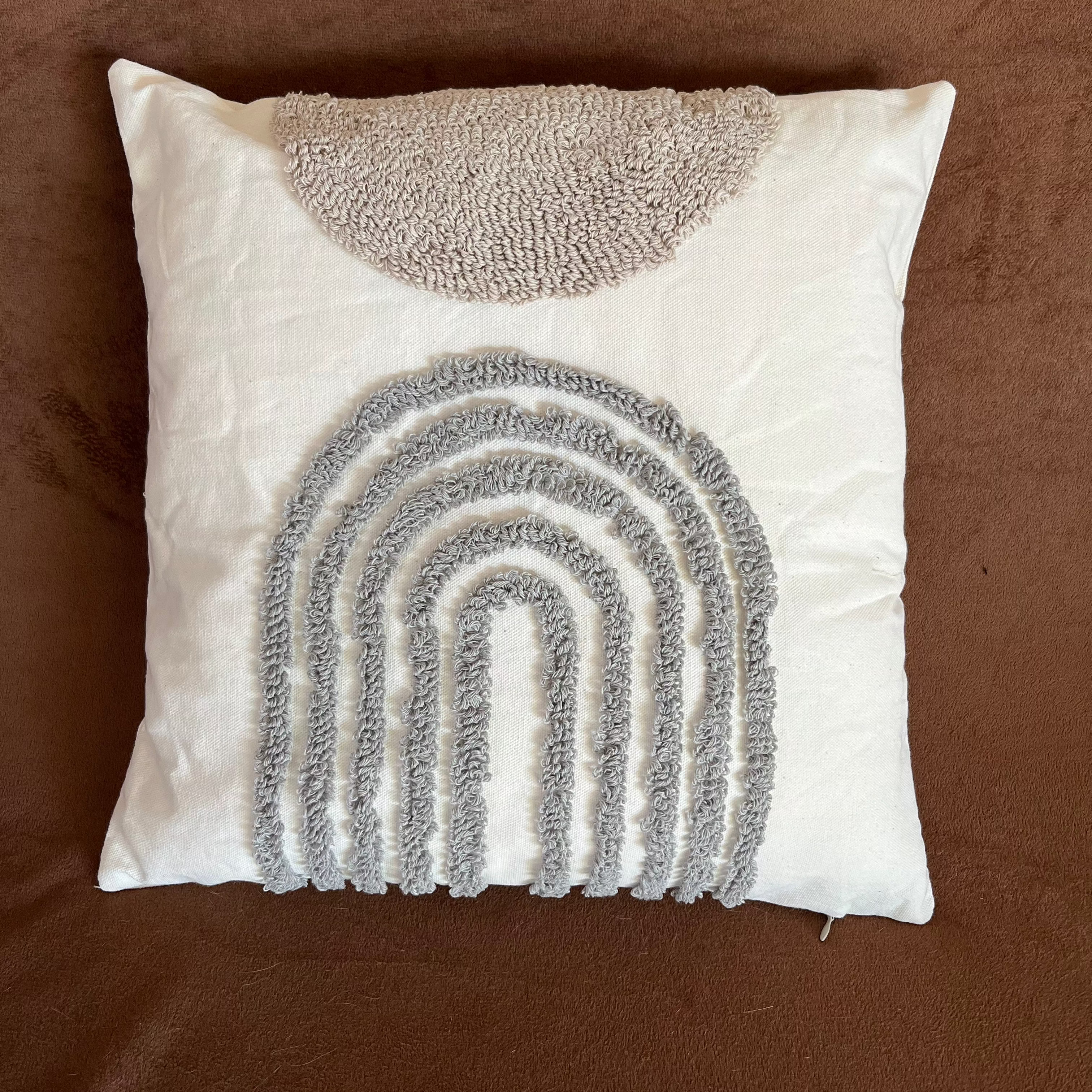 Coussin boheme blanc avec cercles brodés
