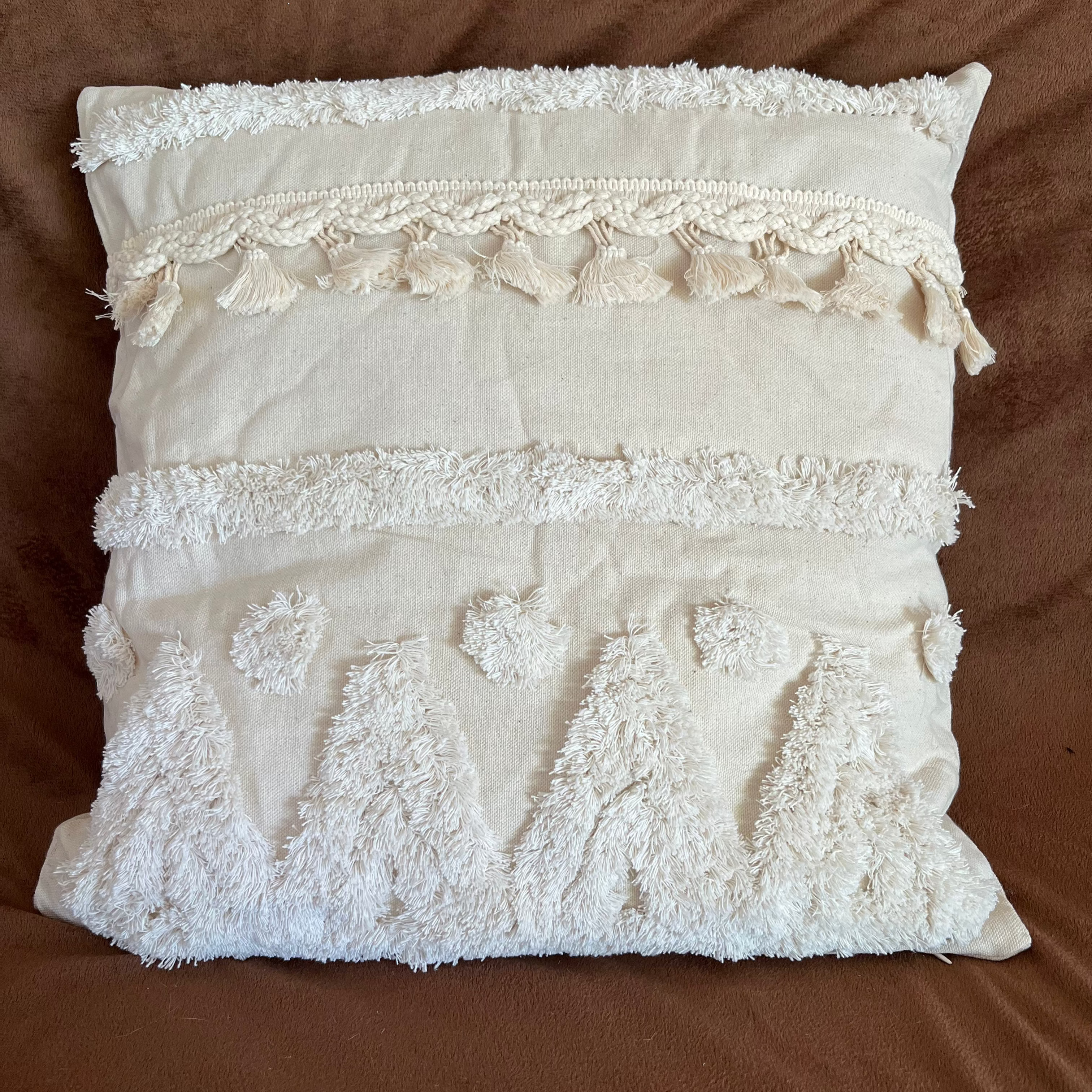 Coussin boheme blanc avec cercles brodés