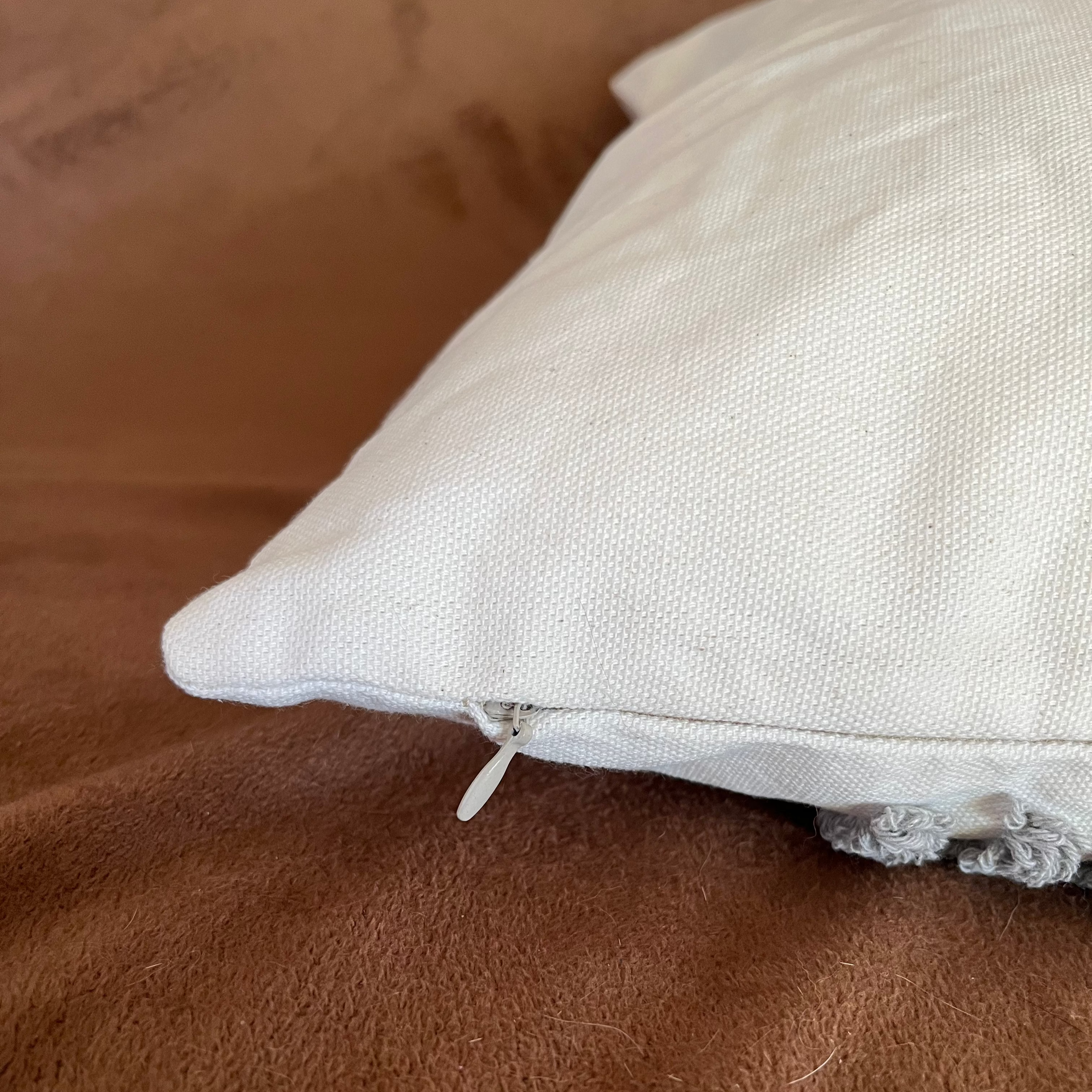 Coussin boheme blanc avec cercles brodés