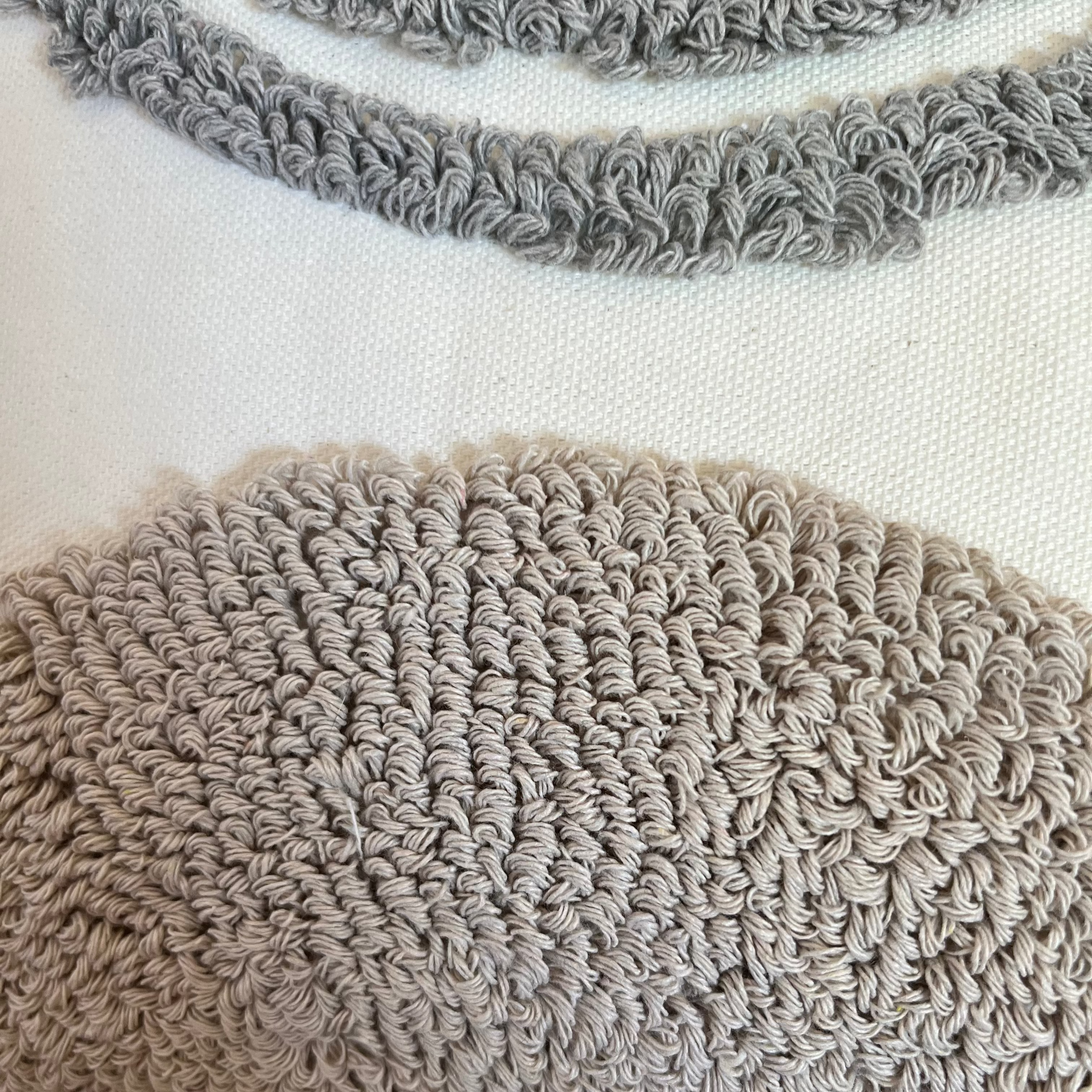 Coussin boheme blanc avec cercles brodés