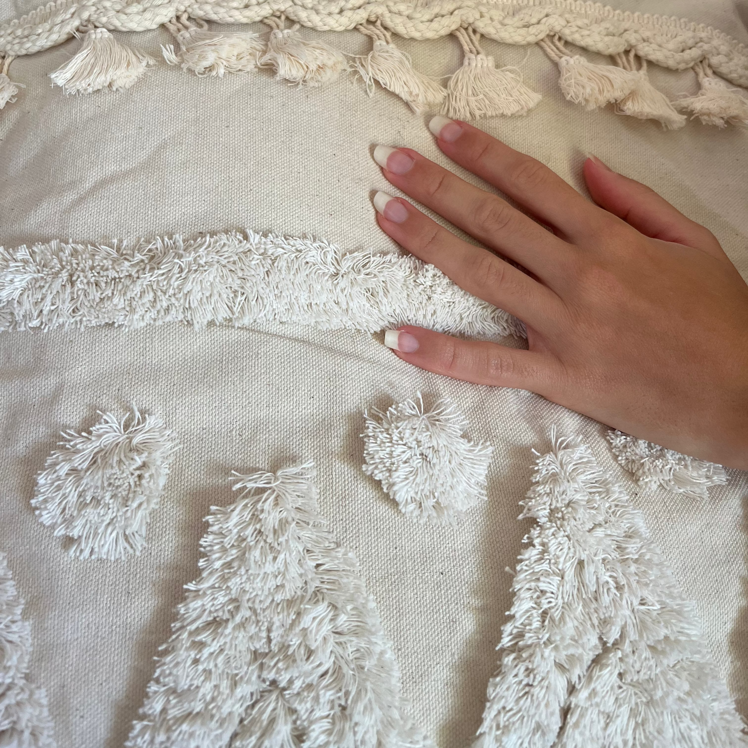 Coussin boheme blanc avec cercles brodés