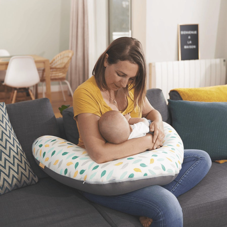 maman qui allaite bébé avec son Coussin d’Allaitement 2 en 1 