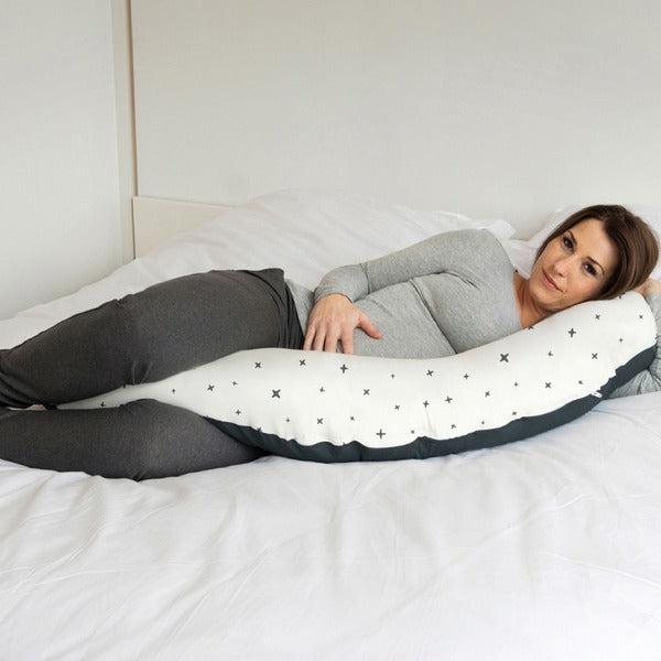 femme allongé dans le lit avec son Coussin d'allaitement microbilles lavable