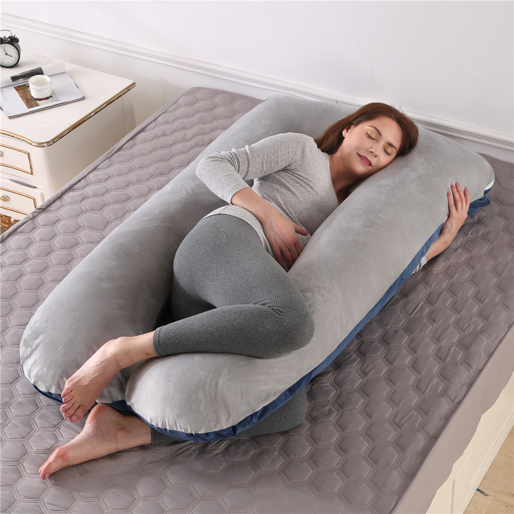 Femme qui dort avec son Coussin de grossesse lavable en coton