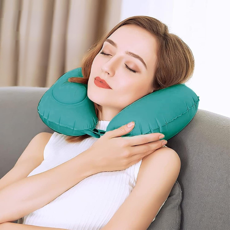 Coussin avion gonflable porté par une femme