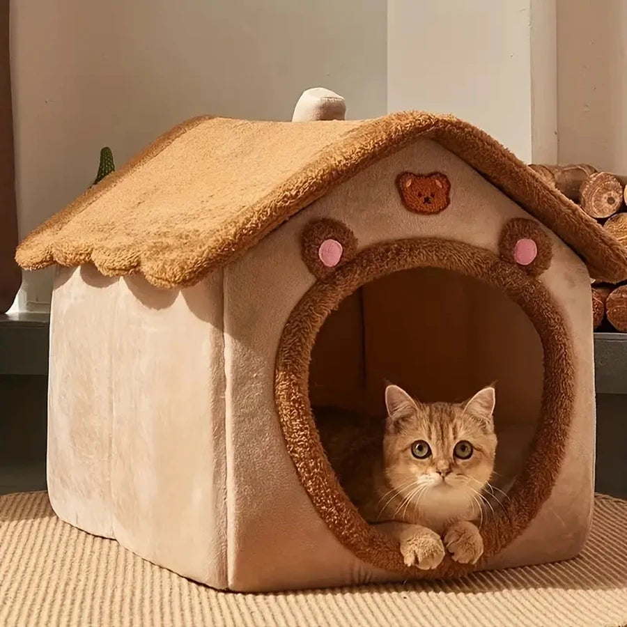 Coussin chat apaisant en forme de maison avec un chat à l'entrée