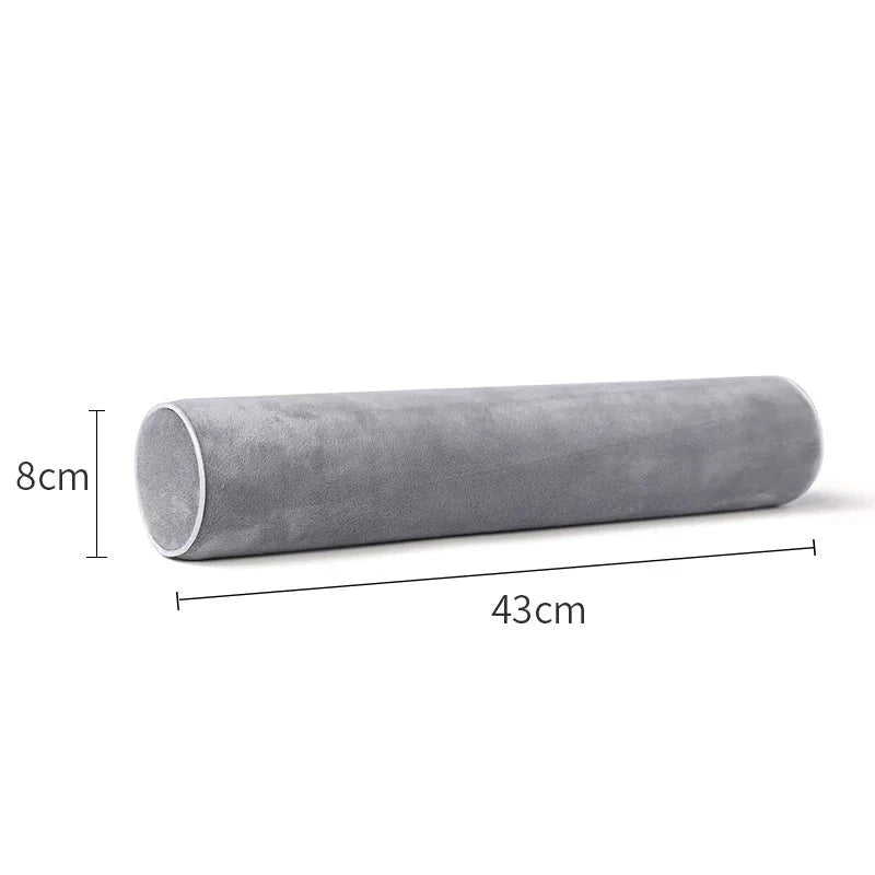 Long coussin boudin gris sur fond blanc