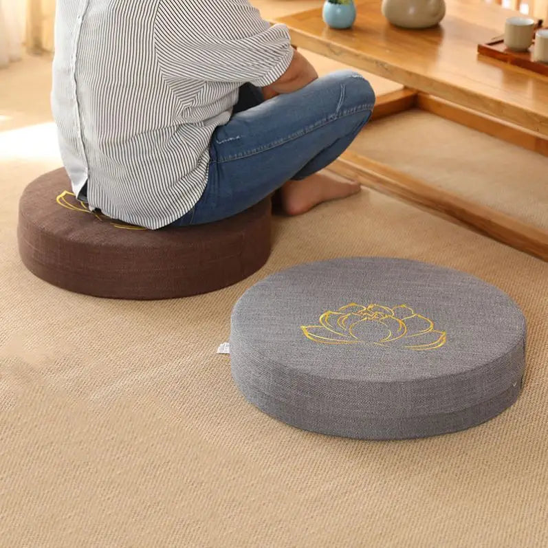 Coussin de méditation bouddhiste avec une personne assise dessus 