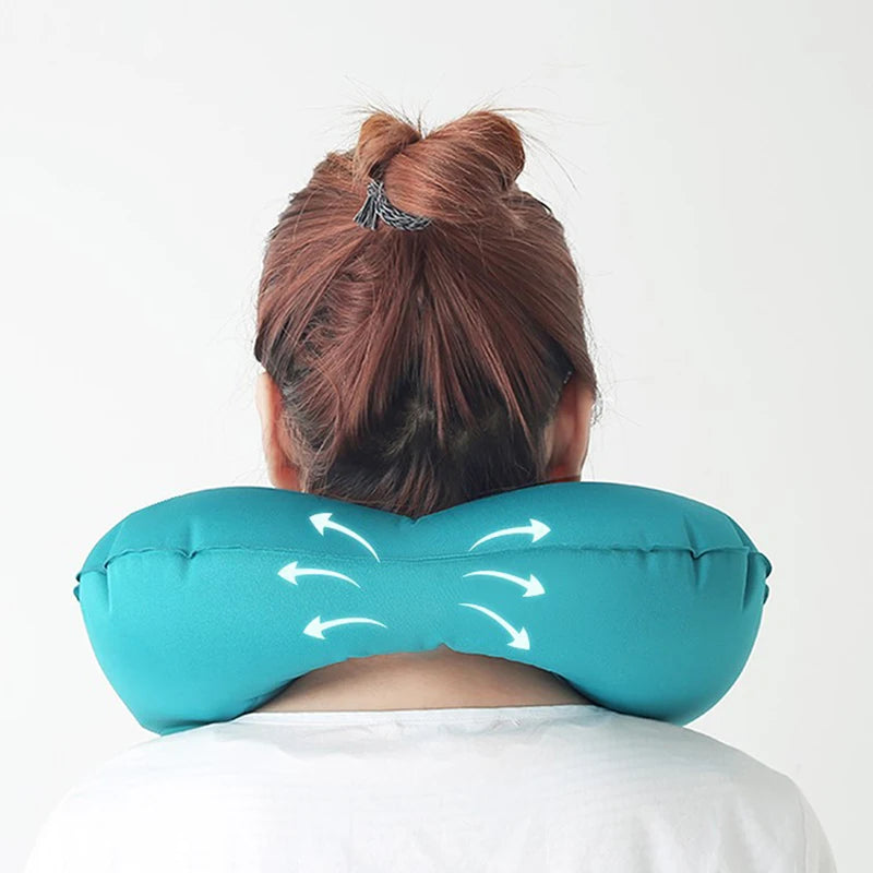 Coussin avion gonflable porté par une femme vu de derrière 