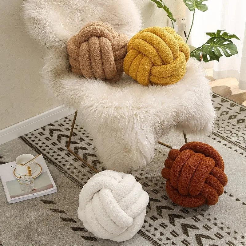 Coussin boule beige chaleureux