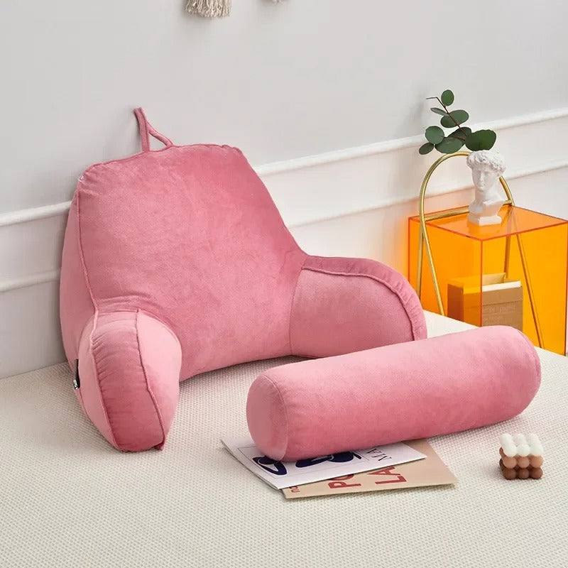 Coussin de lecture avec accoudoirs avec son appui-tête posé devant lui 