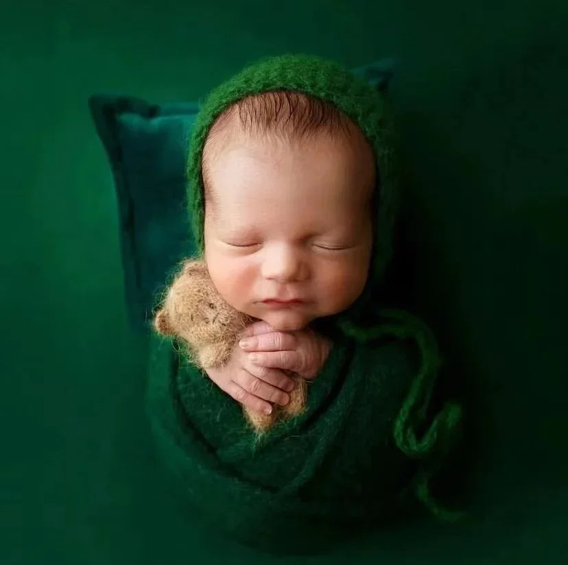 coussin bébé pour dormir avec enfant qui dort doudou à la main habillé en vert bonne vert photo sur fond vert