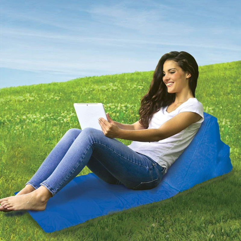 Coussin de plage gonflable et confortable avec une femme dessus tablette à la main