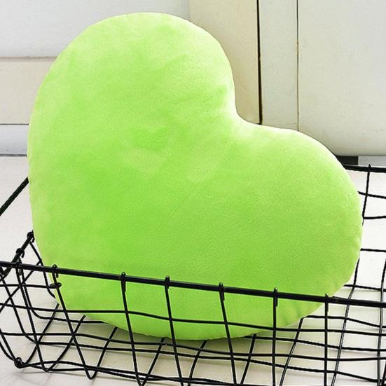 Coussin coeur vert dans un panier