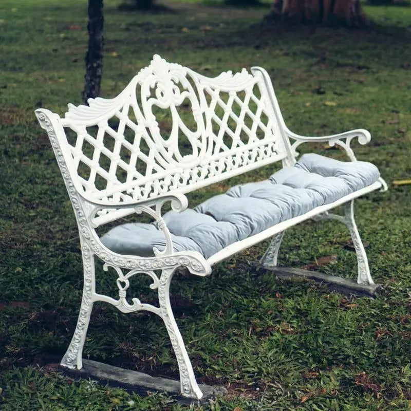 Coussin balancelle 3 places confortable et pratique poser sur un banc en fer blanc dans un jardin 