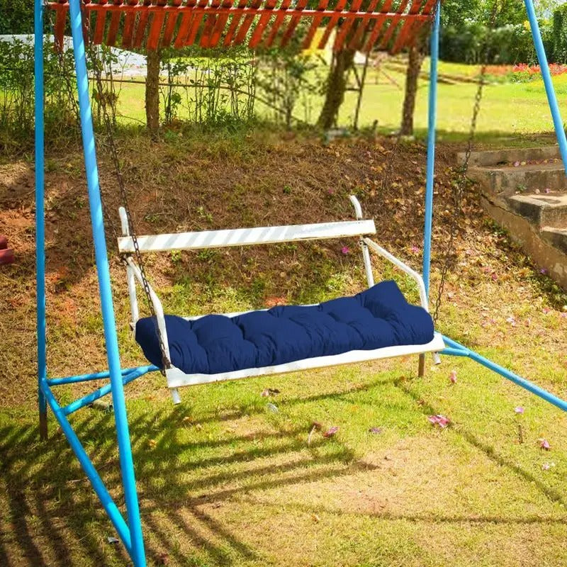 Coussin balancelle 3 places confortable et pratique sur une balancelles dans un jardin