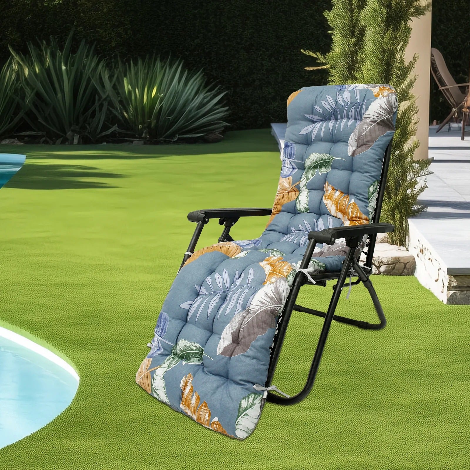 Coussin chaise longue design d'extérieur posé sur une chaise dans un jardin