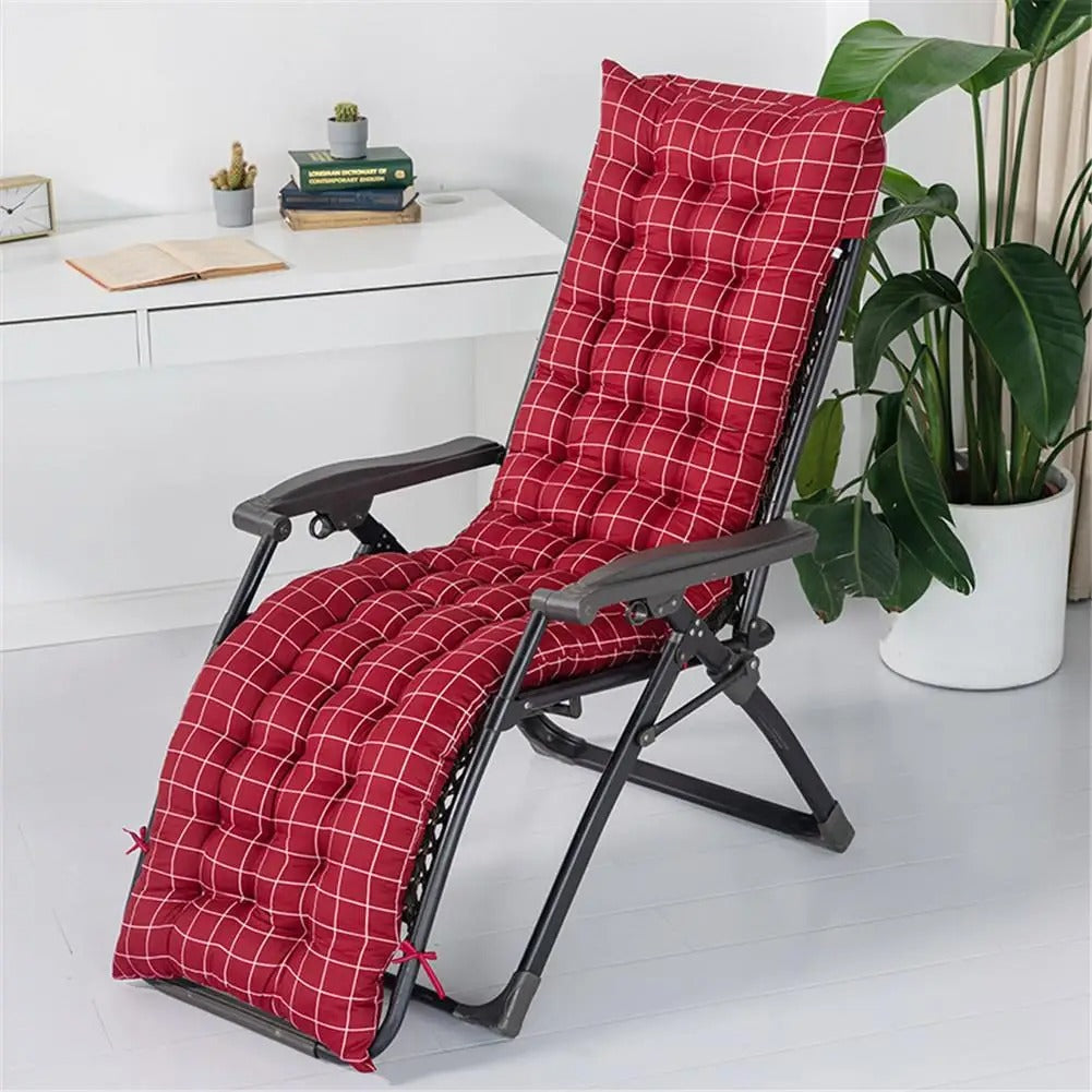 Coussin chaise longue imperméable à motif de grille sur une chaise dans une pièce