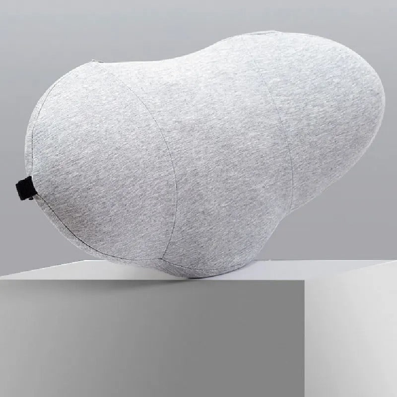 Coussin lombaire canapé confortable et lavable posé sur un cube banc sur un fond blanc