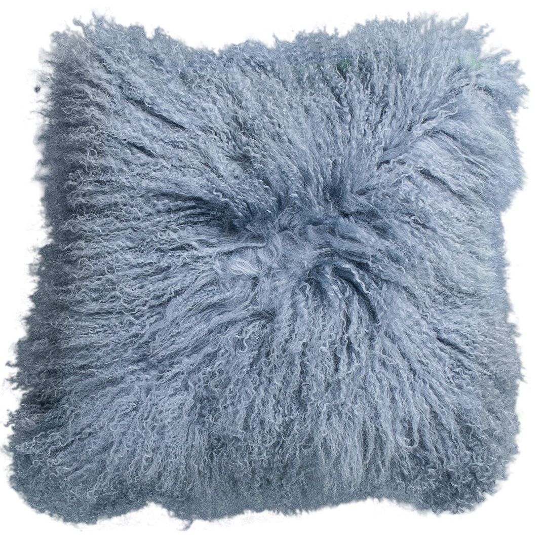 Coussin peau de mouton du Tibet bleu vintage, format carré 45x45 cm vu de face, aux longues mèches ondulées bleu gris