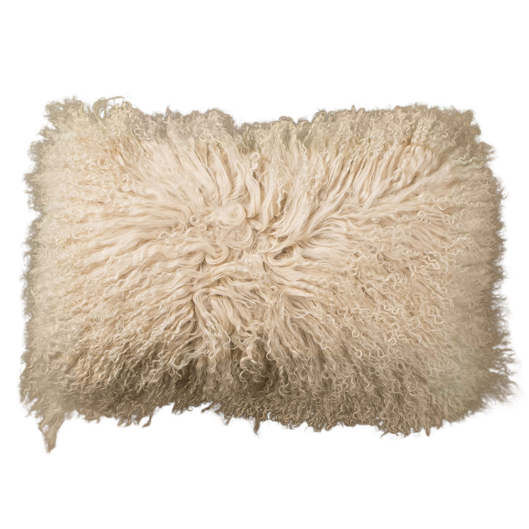 Coussin peau de mouton du Tibet chameau, format rectangulaire 30x50 cm vu de face
