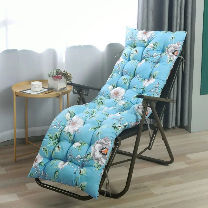 Coussin transat extérieur à motif floral sur un chaise dans une pièces de maison