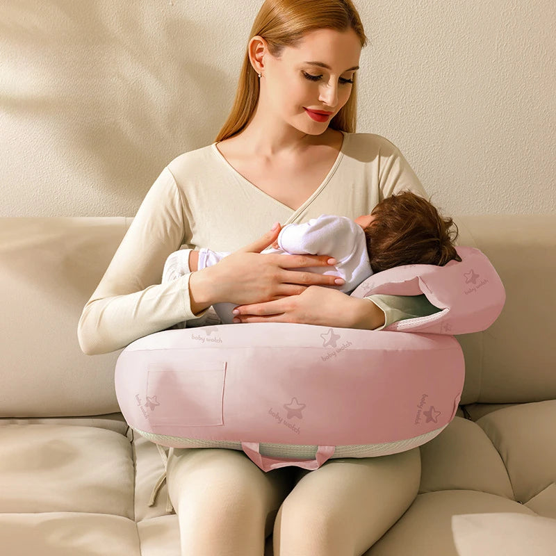 Coussin d'allaitement avec un support de bras ici utilisé par une femme et son bébé.