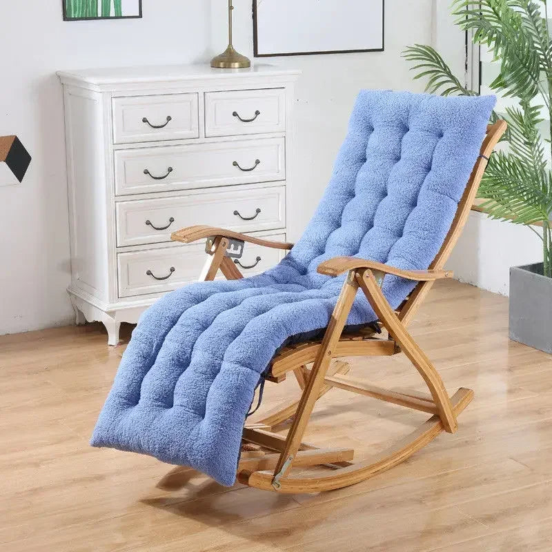 Coussin bain de soleil bleu style éponge sur une chaise en bois dans une pièce avec du parquet