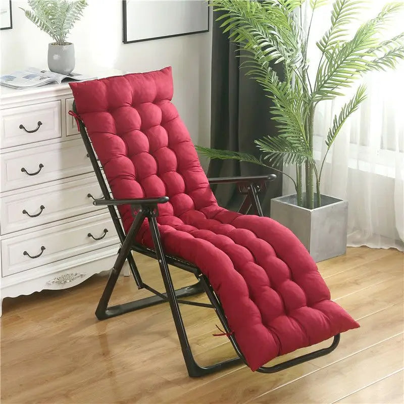 Coussin bain de soleil doux et confortable sur une chaise avec un meuble blanc derrière et une plante à droite