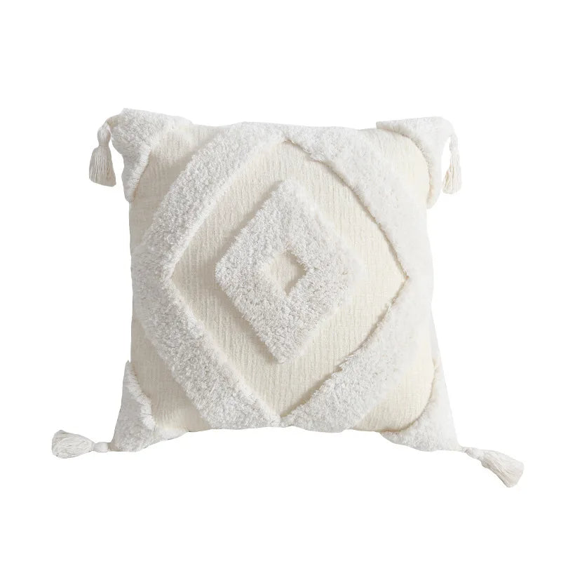 Coussin berbere blanc avec losanges brodés sur fond blanc