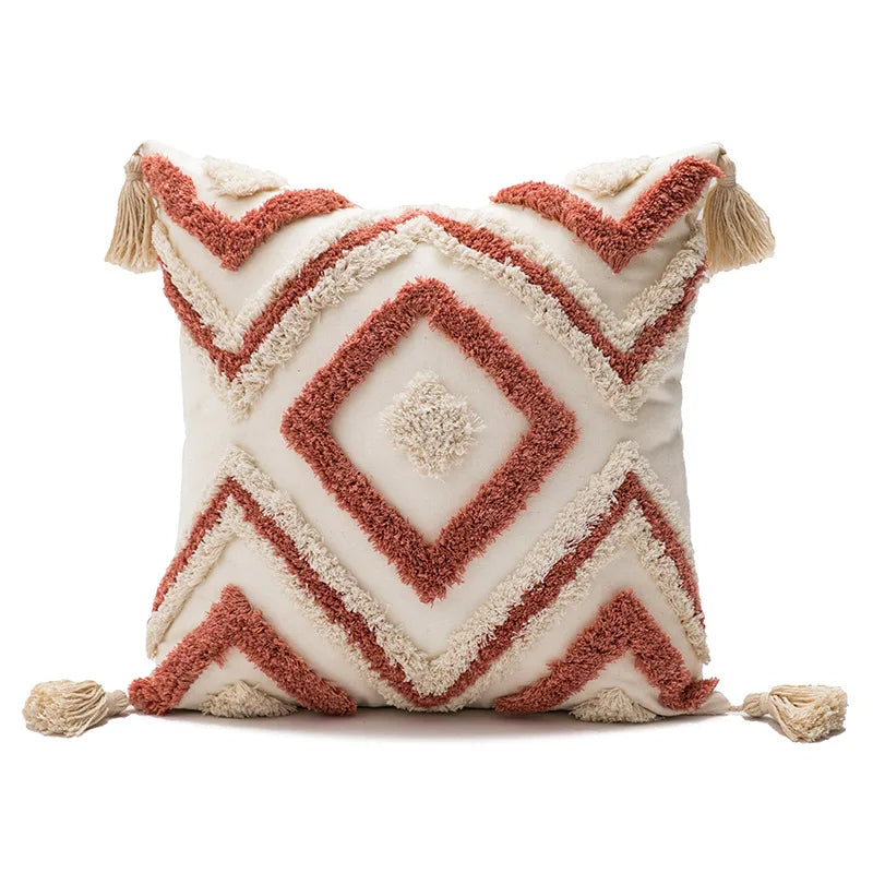 Coussin berbere coloré avec motifs géométriques sur fond blanc