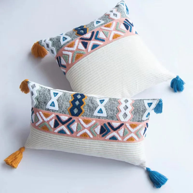 Coussin boheme ethnique avec formes géométriques brodées sur fond gris