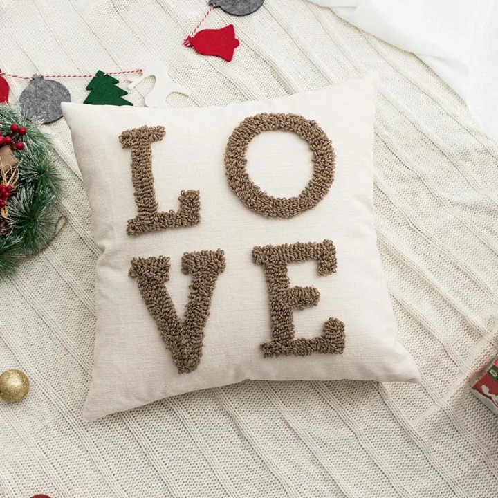 Coussin brodé amour et carré avec inscription love