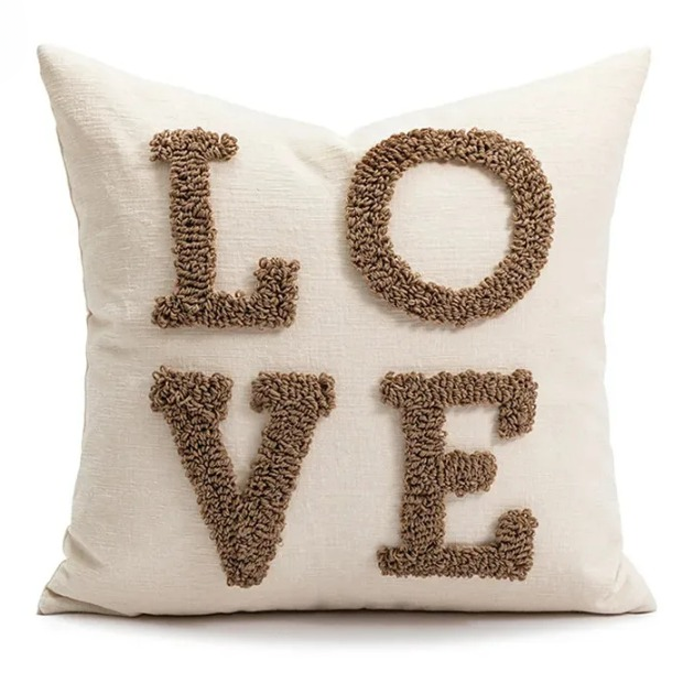 Coussin brodé amour et carré avec inscription love sur fond blanc