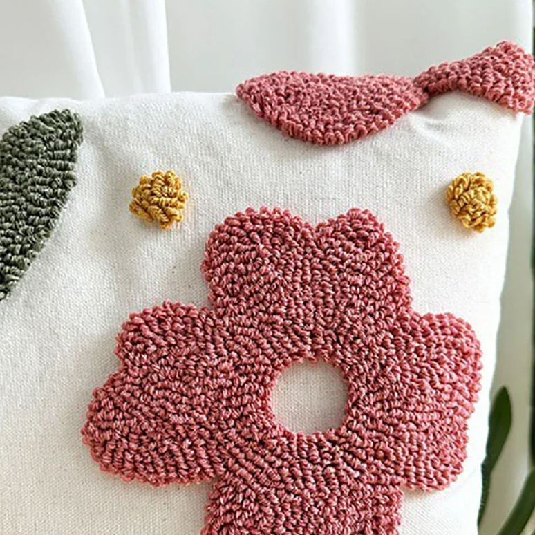 Coussin brodé fleurs carré et décoratif